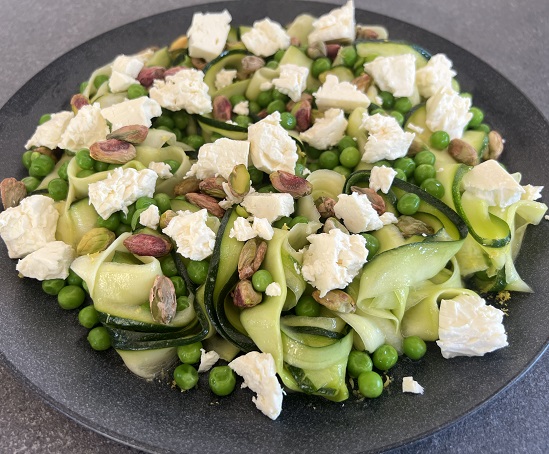 Tyndtskårne skiver af citronmarineret squash smager så friskt og lækkert. Servér som let sommerfrokost eller spis squash-salaten som tilbehør til grillet fisk eller kylling. Den her knasende lækre og friske salat er lige noget for dig, der er vild med let sommermad. Få opskriften her.